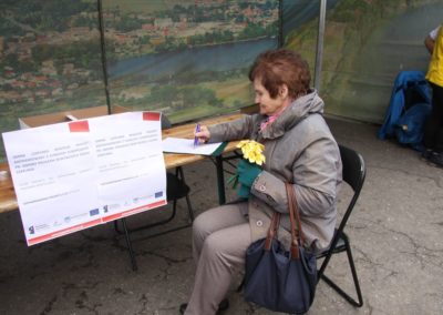 Mieszkańcy wypełniają ankiety na temat obszarów zdegradowanych