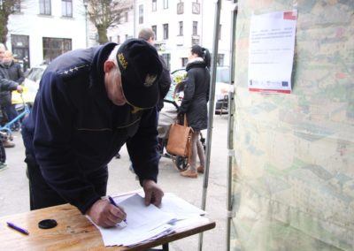 Mieszkańcy wypełniają ankiety na temat obszarów zdegradowanych