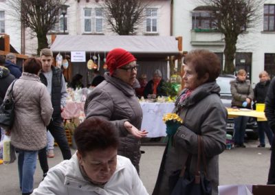 Mieszkańcy wypełniają ankiety na temat obszarów zdegradowanych