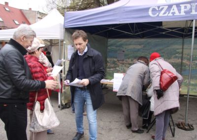 Mieszkańcy wypełniają ankiety na temat obszarów zdegradowanych