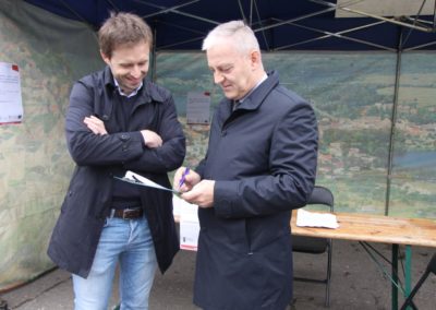 Zastępca burmistrza wypełnia ankietę na temat obszarów zdegradowanych